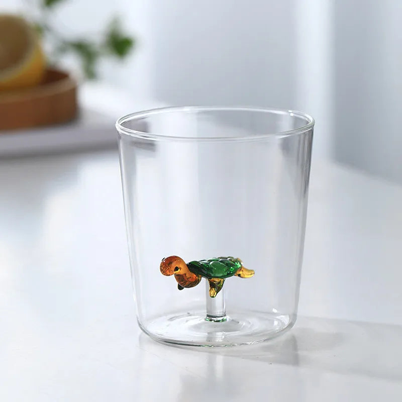 Bicchiere in Vetro con Statuina 3D Interna – Design Creativo per Drink